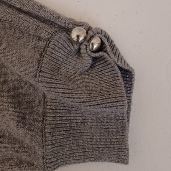 White House/Black Market Beautiful Rose Print Gray Top with some Glitter Size XS - Picture 7 of 11